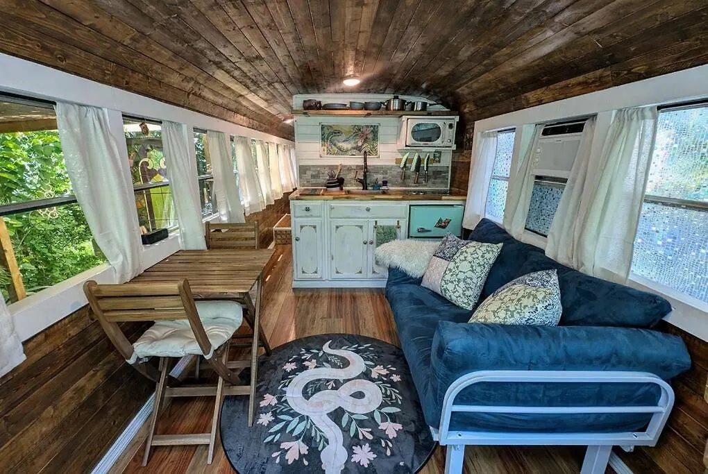 Cozy Af Medusa The Bus-Lux Tampa Holiday home