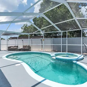  Holiday home Stunning Modern In With Pool - Just 5 Minutes From Airport!